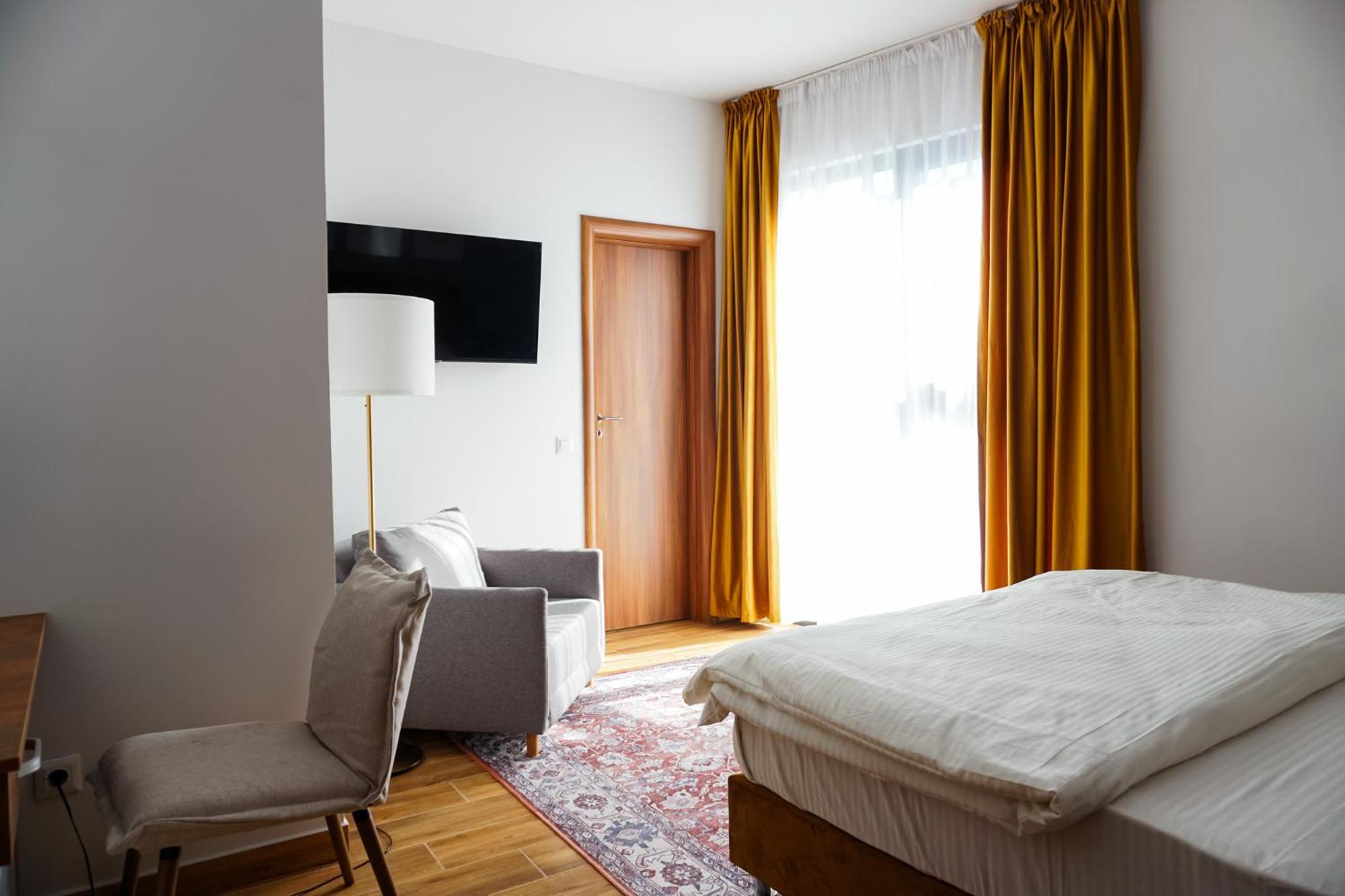 Hotel Fantazia Oradea Buitenkant foto
